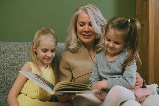 Persona revisando recuerdos familiares para escribir la historia de un padre